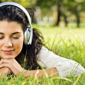 Как правильно слушать через наушники? Советы для сохранения слуха