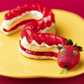 Десерт на Новый год «Клубничная змея»