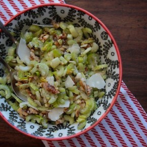 Салат с сельдереем, грецкими орехами и пармезаном