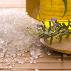 Уход за кожей ног с морской солью – оздоровительная процедура