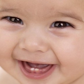 Что делать родителям, когда у ребенка режутся молочные зубы?