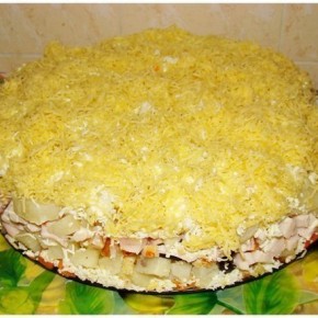 Cлоеный салат с копченной курицей, черносливом и сыром