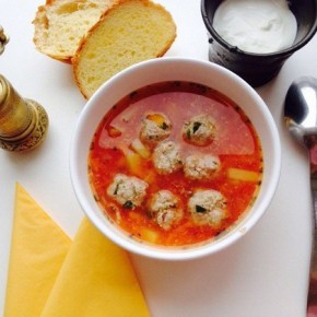 Суп с фрикадельками и томатным соком